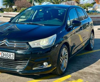 Interni di Citroen C4 in affitto in Montenegro. Un'ottima auto da 5 posti con cambio Automatico.