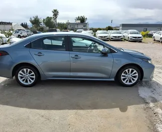 Vista frontale di un noleggio Toyota Corolla Sedan all'aeroporto di Antalya, Turchia ✓ Auto #6562. ✓ Cambio Automatico TM ✓ 6 recensioni.