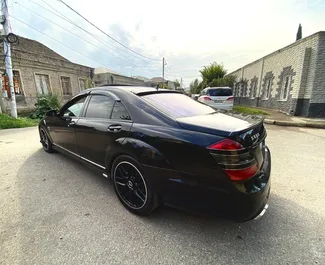 Vista frontale di un noleggio Mercedes-Benz S-Class a Tbilisi, Georgia ✓ Auto #15636. ✓ Cambio Automatico TM ✓ 0 recensioni.