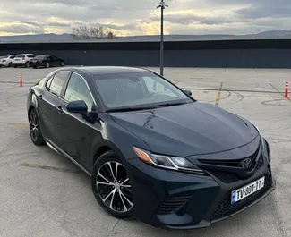 Vista frontale di un noleggio Toyota Camry a Tbilisi, Georgia ✓ Auto #15814. ✓ Cambio Automatico TM ✓ 0 recensioni.