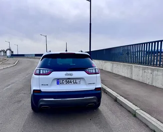 Jeep Cherokee 2018 disponibile per il noleggio a Tbilisi, con limite di chilometraggio di illimitato.