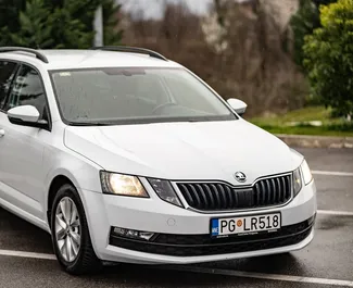 Interni di Skoda Octavia Combi in affitto in Montenegro. Un'ottima auto da 5 posti con cambio Automatico.
