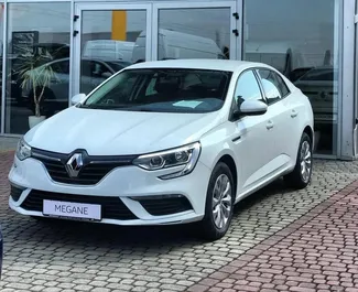 Vista frontale di un noleggio Renault Megane Sedan a Fethiye, Turchia ✓ Auto #15648. ✓ Cambio Automatico TM ✓ 0 recensioni.