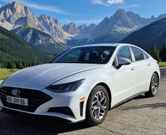 Vista frontale di un noleggio Hyundai Sonata a Kutaisi, Georgia ✓ Auto #14106. ✓ Cambio Automatico TM ✓ 0 recensioni.