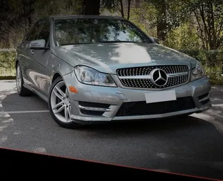 Vista frontale di un noleggio Mercedes-Benz C-Class a Tirana, Albania ✓ Auto #10507. ✓ Cambio Automatico TM ✓ 0 recensioni.