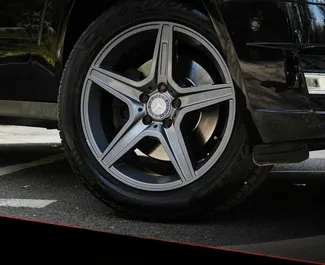 Interni di Mercedes-Benz GLK in affitto in Albania. Un'ottima auto da 5 posti con cambio Automatico.