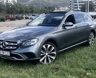 Vista frontale di un noleggio Mercedes-Benz E-Class all'aeroporto di Podgorica, Montenegro ✓ Auto #15689. ✓ Cambio Automatico TM ✓ 0 recensioni.