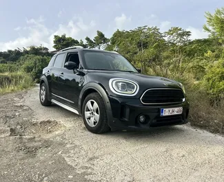 Vista frontale di un noleggio Mini Countryman Cooper all'aeroporto di Podgorica, Montenegro ✓ Auto #15690. ✓ Cambio Automatico TM ✓ 0 recensioni.
