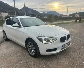 Vista frontale di un noleggio BMW 116d all'aeroporto di Podgorica, Montenegro ✓ Auto #15719. ✓ Cambio Automatico TM ✓ 0 recensioni.