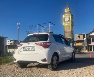 Vista frontale di un noleggio Toyota Yaris all'aeroporto di Podgorica, Montenegro ✓ Auto #15709. ✓ Cambio Automatico TM ✓ 0 recensioni.