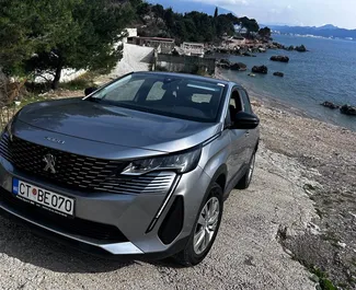 Vista frontale di un noleggio Peugeot 3008 all'aeroporto di Podgorica, Montenegro ✓ Auto #15708. ✓ Cambio Automatico TM ✓ 0 recensioni.