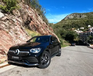 Vista frontale di un noleggio Mercedes-Benz GLC-Class all'aeroporto di Podgorica, Montenegro ✓ Auto #15722. ✓ Cambio Automatico TM ✓ 0 recensioni.