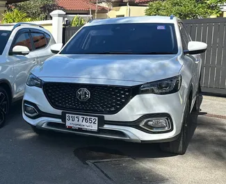 Vista frontale di un noleggio MG HS all'aeroporto di Phuket, Thailandia ✓ Auto #15791. ✓ Cambio Automatico TM ✓ 0 recensioni.