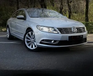 Vista frontale di un noleggio Volkswagen Passat-CC a Tirana, Albania ✓ Auto #9980. ✓ Cambio Automatico TM ✓ 0 recensioni.