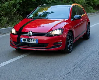 Vista frontale di un noleggio Volkswagen Golf 7 a Tirana, Albania ✓ Auto #13940. ✓ Cambio Automatico TM ✓ 0 recensioni.