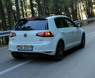 Interni di Volkswagen Golf 7 in affitto in Albania. Un'ottima auto da 5 posti con cambio Automatico.