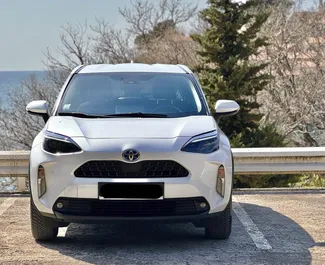 Noleggio auto Toyota Yaris Cross 2025 in Montenegro, con carburante Ibrido e 95 cavalli di potenza ➤ A partire da 40 EUR al giorno.