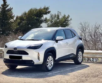 Vista frontale di un noleggio Toyota Yaris Cross a Budva, Montenegro ✓ Auto #15942. ✓ Cambio Automatico TM ✓ 0 recensioni.
