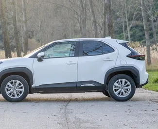 Noleggio auto Toyota Yaris Cross 2025 in Montenegro, con carburante Ibrido e 120 cavalli di potenza ➤ A partire da 40 EUR al giorno.