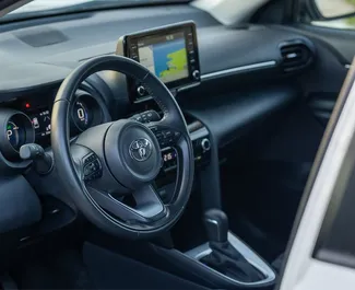 Toyota Yaris Cross 2025 disponibile per il noleggio in Becici, con limite di chilometraggio di illimitato.