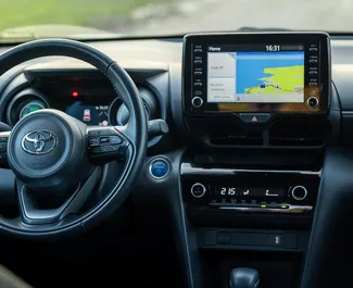 Interni di Toyota Yaris Cross in affitto in Montenegro. Un'ottima auto da 5 posti con cambio Automatico.