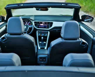 Interni di Volkswagen T-Roc Cabrio in affitto in Montenegro. Un'ottima auto da 4 posti con cambio Automatico.
