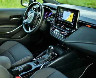Toyota Corolla 2024 disponibile per il noleggio in Becici, con limite di chilometraggio di illimitato.