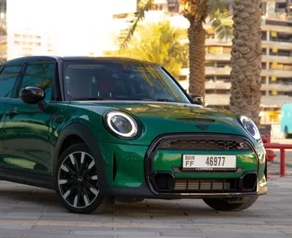 Vista frontale di un noleggio Mini Cooper S a Dubai, Emirati Arabi Uniti ✓ Auto #15997. ✓ Cambio Automatico TM ✓ 0 recensioni.