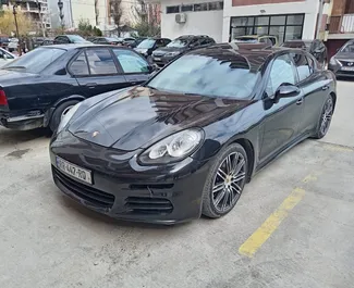 Interni di Porsche Panamera in affitto in Georgia. Un'ottima auto da 5 posti con cambio Automatico.