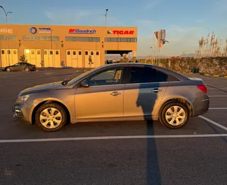 Chevrolet Cruze 2015 disponibile per il noleggio a Durazzo, con limite di chilometraggio di illimitato.