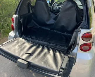 Interni di Smart Fortwo in affitto in Montenegro. Un'ottima auto da 2 posti con cambio Automatico.