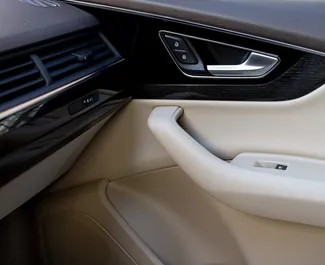 Interni di Audi Q7 in affitto in Georgia. Un'ottima auto da 7 posti con cambio Automatico.