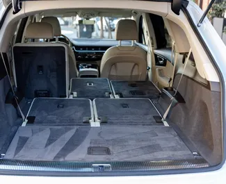 Audi Q7 2018 con sistema A trazione integrale, disponibile a Batumi.