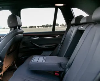 Interni di BMW X5 in affitto in Georgia. Un'ottima auto da 5 posti con cambio Automatico.