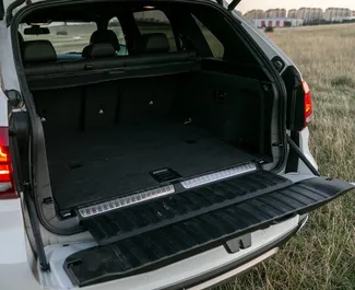 BMW X5 2017 con sistema A trazione integrale, disponibile a Batumi.