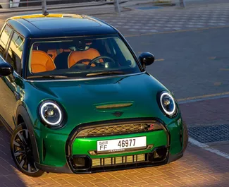 Interni di Mini Cooper S in affitto negli Emirati Arabi Uniti. Un'ottima auto da 5 posti con cambio Automatico.