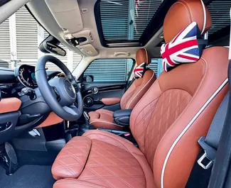 Mini Cooper S 2025 disponibile per il noleggio a Dubai, con limite di chilometraggio di 250 km/giorno.