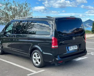 Interni di Mercedes-Benz V-Class in affitto in Montenegro. Un'ottima auto da 8 posti con cambio Automatico.