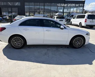 Interni di Mercedes-Benz A220 in affitto in Georgia. Un'ottima auto da 5 posti con cambio Automatico.