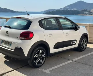 Citroen C3 2022 disponibile per il noleggio a Rafailovici, con limite di chilometraggio di illimitato.