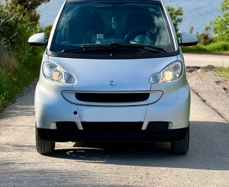Vista frontale di un noleggio Smart Fortwo a Budva, Montenegro ✓ Auto #16121. ✓ Cambio Automatico TM ✓ 0 recensioni.