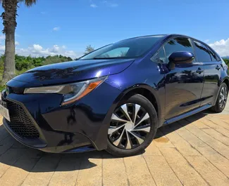 Vista frontale di un noleggio Toyota Corolla Sedan a Batumi, Georgia ✓ Auto #15939. ✓ Cambio Automatico TM ✓ 1 recensioni.