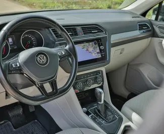Interni di Volkswagen Tiguan in affitto in Montenegro. Un'ottima auto da 7 posti con cambio Automatico.