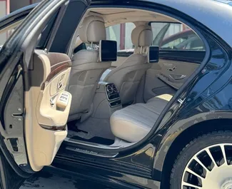 Mercedes-Benz S-Class 2013 disponibile per il noleggio a Tbilisi, con limite di chilometraggio di illimitato.