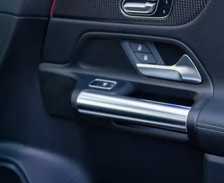 Interni di Mercedes-Benz GLA-Class in affitto in Georgia. Un'ottima auto da 5 posti con cambio Automatico.