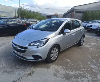 Vista frontale di un noleggio Opel Corsa a Kalamata, Grecia ✓ Auto #1500. ✓ Cambio Manuale TM ✓ 0 recensioni.