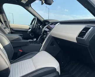 Interni di Land Rover Discovery in affitto in Georgia. Un'ottima auto da 7 posti con cambio Automatico.