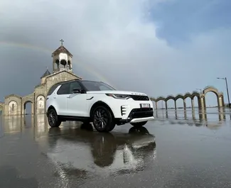 Land Rover Discovery 2022 disponibile per il noleggio a Tbilisi, con limite di chilometraggio di 250 km/giorno.
