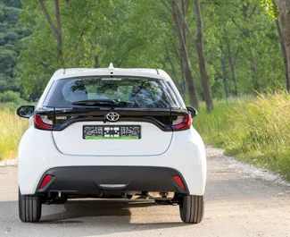 Noleggio Toyota Yaris. Auto Economica, Comfort per il noleggio in Montenegro ✓ Cauzione di Deposito di 200 EUR ✓ Opzioni assicurative RCT.