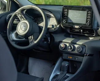 Toyota Yaris 2026 disponibile per il noleggio in Becici, con limite di chilometraggio di illimitato.